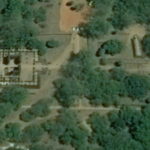 宮殿跡（グーグルアース）　正方形の敷地に宮殿跡が見える。右手には閣議場跡と集会場跡がある