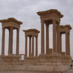 四面門　エジプトのアスワンか運んできた赤花崗岩で造られていた。左手前の濃い色をした柱がオリジナル
