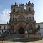 アルコバサのサンタ・マリア修道院　サンタ・マリア修道院のファサード、１８世紀にバロック様式に改築された
