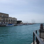 オルティージャ島　橋の右手がポルト・ピッコロ（小さい港）、イオニア海が美しい