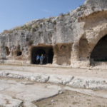 考古学地区、ギリシャ劇場　ギリシャ劇場の上の石切場跡、洞窟が見える