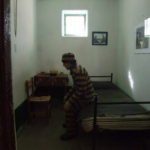 元監獄　囚人の様子をマネキンで展示している。いかにも物寂しげである