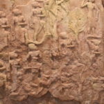 ナラム・シン王の戦勝碑　下部　碑の下部には王に従って進軍するアッカド軍の兵士が描かれている