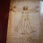 レオナルド・ダ・ヴィンチ　よく見るダ・ヴィンチの人体図、２階の回廊に掲げられている