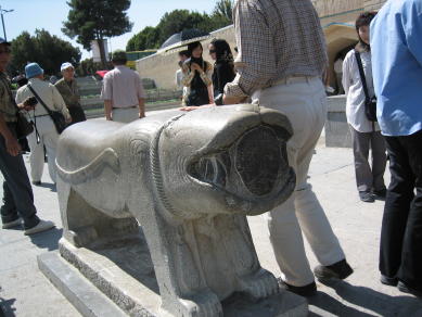 ハージュ橋 橋のたもとのライオン像、跨ると即座に結婚できるという