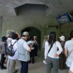 シュコツィヤン洞窟　洞窟の入口、英語ガイドの説明を聞いている