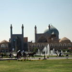 イマームモスク　イマーム広場に面したエイワンとイマームモスクが４５度ずれているのが分かる