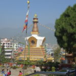 スワヤンブナート公園　公園の近くに見えるストゥパ、チベット様式