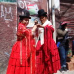 ラパス市内観光　サガルナガ通り、パワフルなおばちゃんプロレスのファイティングポーズ