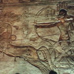 アブシンベル大神殿　ラムセス２世が戦車に乗り弓を射ている