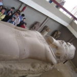 メンフィス　ラムセス２世の巨像、足の一部が欠けているが、体長１５ｍ
