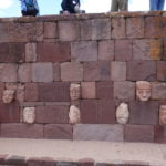 ティナワク遺跡　半地下神殿、四方の壁に人面彫刻が埋め込まれている