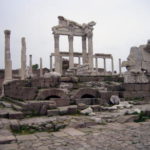 ペルガモン遺跡　トラヤヌス神殿、列柱が残っている