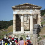 デルフィー遺跡　オンファロス（大地のへそ）、イミテーション