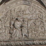ゼロニモス修道院　南門の上のレリーフ、聖ジェロニモスがライオンに刺さった棘を抜いている