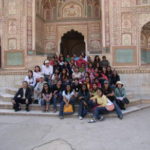 アンベール城塞　 ホーム ガネーシャ門、インドの女学生の間に入れて貰って記念撮影