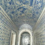 ナザレ　ノッサ・セニョーラ・ダ・ナザレ教会、祭壇横の通路は壁、天井までアズレージョで飾られている