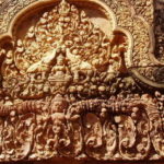 バンテアイ・スレイ　中央のラクシュミー（ヴィシュヌ神の妻）に象が聖水をかけている。