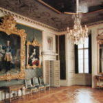 ドロットニングホルム宮殿　緑の間、ルイ15世の肖像画が正面に掲げられている