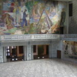 オスロ市庁舎　１階大ホール、入口の上を飾る絵