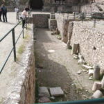 タオルミーナのギリシャ劇場　オルケストロンに掘られた穴、剣闘士や猛獣を迫り上げる装置があった