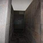 コリカンチャ　太陽の神殿に向かう入口、左側はレプリカ