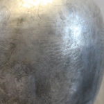 銀の壷の拡大図　怪鳥アンズーやライオンが鹿の頭に食いついているところが刻まれている。