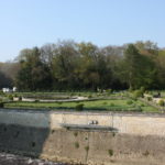 カトリーヌ・メディシスの庭園　城館に向かって右手にある。円形の池の周りに５つの芝生の庭がある