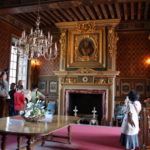 ダイニングルーム　暖炉の上の胸像はアンリ４世、部屋の周りに「ドンキホーテ」を描いた３４枚の板絵が飾られている