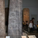 黒いオベリスク　シャルマネゼル３世の遠征の成果の誇示である。イスラエル王がひれふしている様子も描かれている