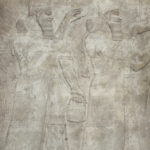 守護精霊とアッシュールナシパル２世　杖を持つアッシュールナシパル２世を松ぼっくりと聖水の入ったバケツを持つ有翼精霊が守っている