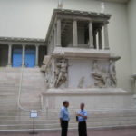 ペルガモン博物館　大祭壇東部の突起部（台座）