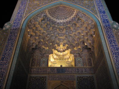 イマーム広場に面したエイワン　ライトアップされたエイワン