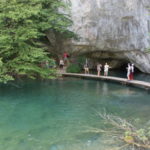 プリトヴィッツチェ湖群　カルデロヴァッツ湖、青の洞窟。プリトヴィッツチェ湖群にはカルスト地形のため洞窟がたくさんある