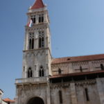 トロギール旧市街　聖ロヴロ大聖堂外観、鐘楼は各階毎にロマネスク、ゴッシック、ルネッサンス様式と異なっている
