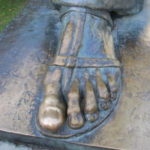 ディオクレティアヌス宮殿　グルグール･ニンスキ像の左足、親指に触ると幸運がおとずれると云われているので指先はピカピカ