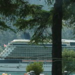 コトル観光　沖合いにはリヴィエラ号７万トンが停泊している。