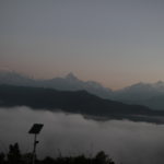 アンナプルナ山群２（日本山妙法寺）　アンナプルナ山群全景、少し明るくなって来た