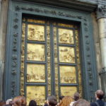 サン・ジョヴァンニ洗礼堂　11世紀半ばのフィレンツェで最も古い建造物の一つ。門扉のレリーフが有名。