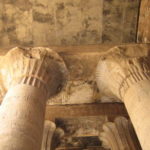 エドフ神殿　列柱室、カルナック神殿の列柱室にもこのように屋根がついていた