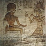 アブシンベル大神殿　ホルス神に捧げものをしている