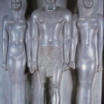 カイロ博物館　メンカウラー王の３柱神、上エジプトの白冠をかぶり、太陽円盤をつけた天空の女神と地域神に挟まれている