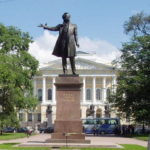 プーシキン像　芸術広場の中央に立つ。後ろはロシア美術館。