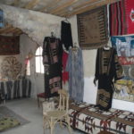 バグダッド・カフェ　バグダッド・カフェの内部、ベドウィンの服や刺繍、貝の化石などを売っている