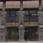 聖シメオン教会　 ホーム 玄関の３神像。右はイシュタル、あとの２体はハダト神。本物はドイツがベルリンに持ち去り、これはレプリカ
