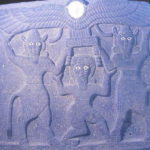 アレッポ国立博物館　テルハラフ遺跡、有翼日輪を獣神が支えている。獣神の間にいるのが有名なギルガメシュ