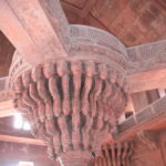 ファテープル・シーイクル　柱の上部、３６本の腕木が張り出す奇妙な形をしている