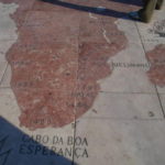 モニュメント前の世界地図　１４８８年、ディアスがアフリカの最南端に到達し、喜望峰と名付けられた