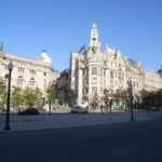 ポルト　 ホーム リベルダーデ広場、ポルトガル銀行などの建物が広場を囲んでいる