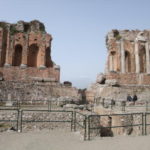 タオルミーナのギリシャ劇場　ローマ人が造ったレンガ積みのスケーネ（舞台背景）、壊れた間からかすかにエトナ山が見える
